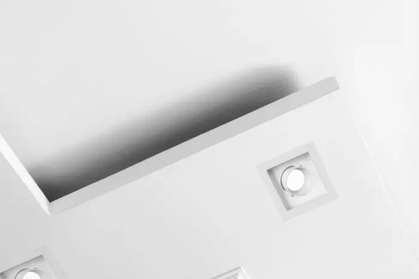 Na co zwrócić uwagę, wybierając oprawy i źródła światła do wilgotnych pomieszczeń podczas remontu kuchni i łazienki?