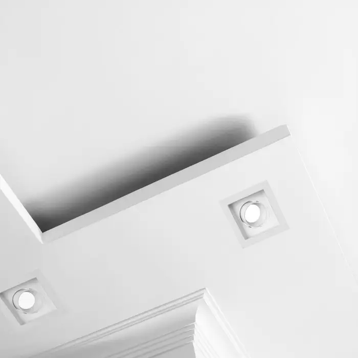 Na co zwrócić uwagę, wybierając oprawy i źródła światła do wilgotnych pomieszczeń podczas remontu kuchni i łazienki?