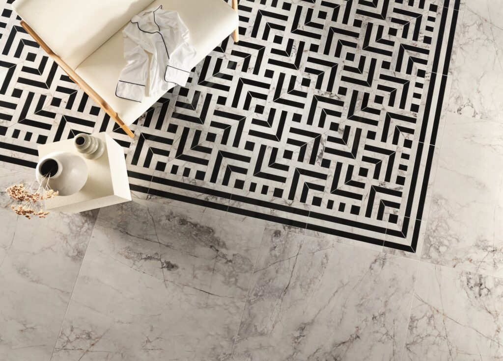 Styl angielski wnętrza z czarno-białymi płytkami z kolekcji Balance Stone