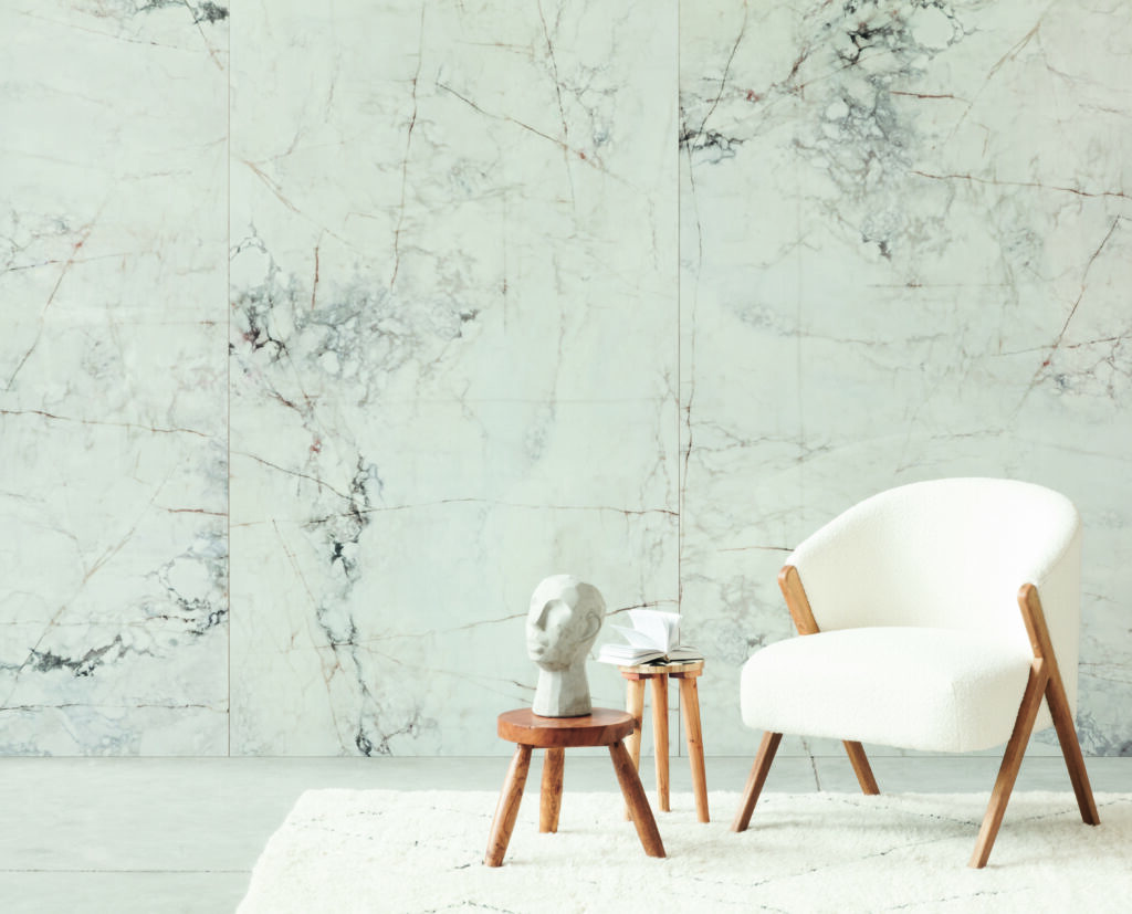 Meble w stylu angielskim na tle płytek z kolekcji Balance Stone