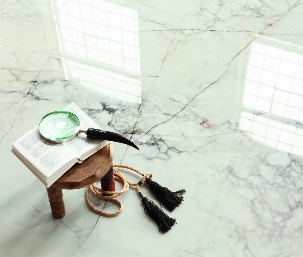 Płytki z kolekcji Balance Stone na podłodze salonu w stylu angielskim