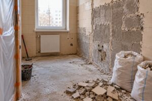 Gruz, stare panele i opakowania po materiałach – jak uporządkować odpady po remoncie?